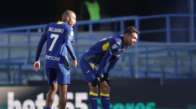 Hellas Verona's Giovane shows his dejection at gol 1-2 during the Italian Serie A soccer match  Hellas Verona vs Parma at Stadio Marcantonio Bentegodi in Verona, Italia, 23 November 2025.  ANSA/EMANUELE PENNACCHIO