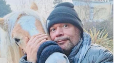 Gatto Panceri: «Campo con i diritti di "Vivo per lei" ma nessuno sa che l'ho scritta io. Non sono sposato ma ho tanti animali e il cane Bocellina»