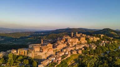 Valdichiana Senese, dove l'enogastronomia diventa il pretesto per raccontare tutto il resto (grazie a un AI «umana»)