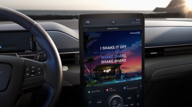 Auto con il karaoke: su quali modelli si possono cantare le canzoni di Sanremo in viaggio