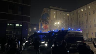 Il corteo per Ramy Elgaml a Torino: «Dovete pagarla». Assalto al commissariato e alla caserma dei carabinieri. Il caos in piazza Carlina | Corriere.it