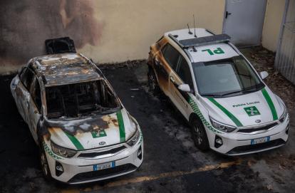 Milano, molotov contro due auto della polizia locale in viale Tibaldi:  sospetti sugli anarchici | Corriere.it