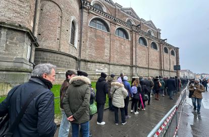 Padova in lutto: in migliaia ai funerali di Giulia Cecchettin. L'abbraccio e  il rumore della folla