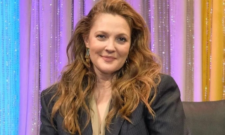 Drew Barrymore compie 50 anni: l'esordio a 11 mesi, bambina prodigio in «ET», la lotta contro alcol e droga, la rinascita, 7 segreti