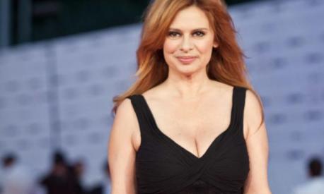 Debora Caprioglio compie 55 anni: vita e carriera della «Paprika» di