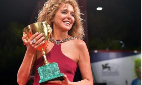 Valeria Golino, l'incontro con il 26enne Scamarcio e la storia con Benicio Del Toro: tutti gli amori dell'attrice