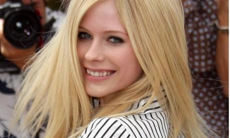 Avril Lavigne compie 40 anni: gli inizi, la lotta contro la malattia di Lyme, 7 segreti