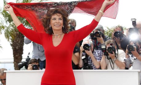 Sophia Loren compie 90 anni: le origini del nome d'arte, gli inizi con i fotoromanzi, l'incontro con Totò, 20 (+1) segreti