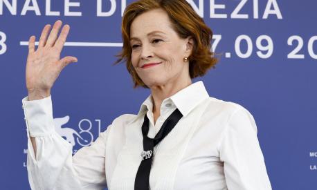 Sigourney Weaver compie 75 anni: le origini del nome, il successo nei panni del tenente Ripley, 7 segreti