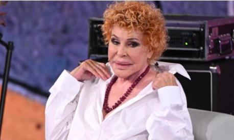 Ornella Vanoni compie 90 anni: la storia finita con Strehler per la coca, il marito che non amava, quando posò nuda per Playboy