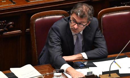 Manovra, un decreto per le pensioni e il contributo chiesto alle banche