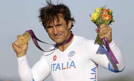 Alex Zanardi compie 58 anni: le corse, le gambe amputate, le vittorie sempre col sorriso. L'incidente a Siena e la terza vita