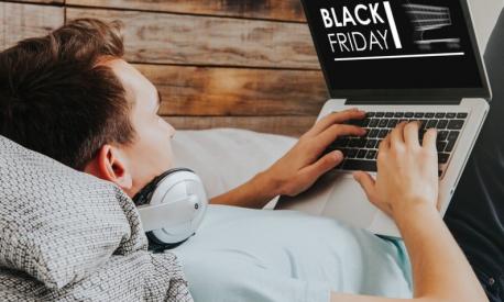 Black Friday, vale oltre 2 miliardi. Dal taglio prezzo alle offerte bundle: come fare acquisti convenienti