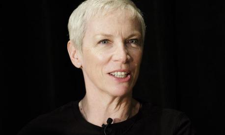 Annie Lennox compie 70 anni: come nacque «Sweet Dreams (Are Made of This)», quando duettò con David Bowie, 7 segreti