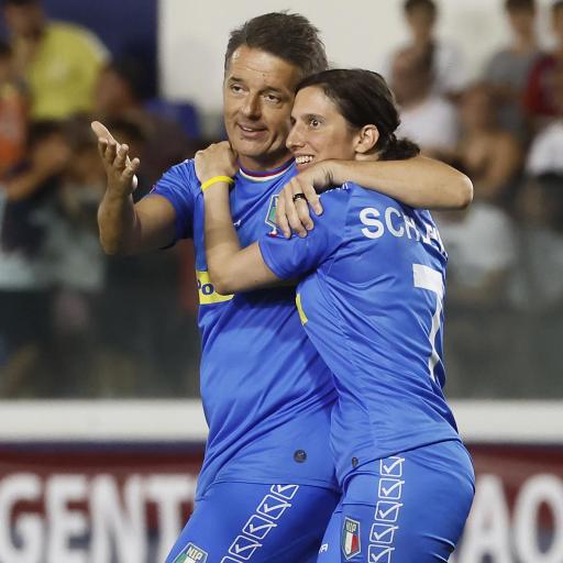 Renzi-Schlein e l’abbraccio «impossibile» alla Partita del cuore. L’incredulità tra Pd e Iv: «Ma la foto è vera?»