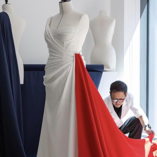 Gli abiti di Céline Dion, Lady Gaga e delle star della serata inaugurale dei Giochi in mostra da Dior a Parigi