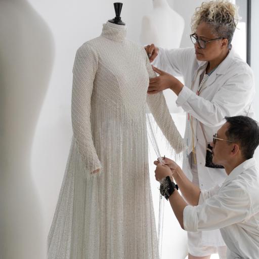 Gli abiti di Céline Dion, Lady Gaga e delle star della serata inaugurale dei Giochi in mostra da Dior a Parigi