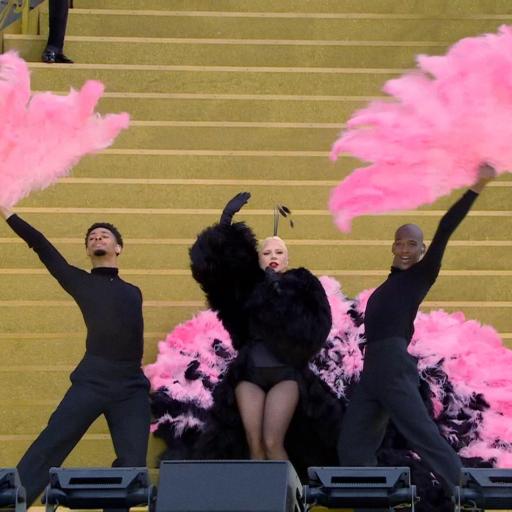 Gli abiti di Céline Dion, Lady Gaga e delle star della serata inaugurale dei Giochi in mostra da Dior a Parigi