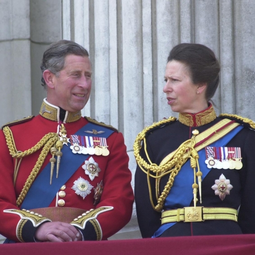 PAP05 - 20000617 - LONDËR, MBRETËRIA E BASHKUAR: Princi Britanik Charles flet me motrën e tij Princeshën Anne në ballkonin e Pallatit Buckingham, të shtunën, 17 qershor 2000, pas ceremonisë së shfaqjes së ngjyrave të mbajtur në Paradën e Rojeve të Kuajve. EPA PHOTO PA/JOHN STILLWELL MB OUT//PA REVISTA//PA SHITJE//PA INTERNET//PA ARKIVA ANSA-CD