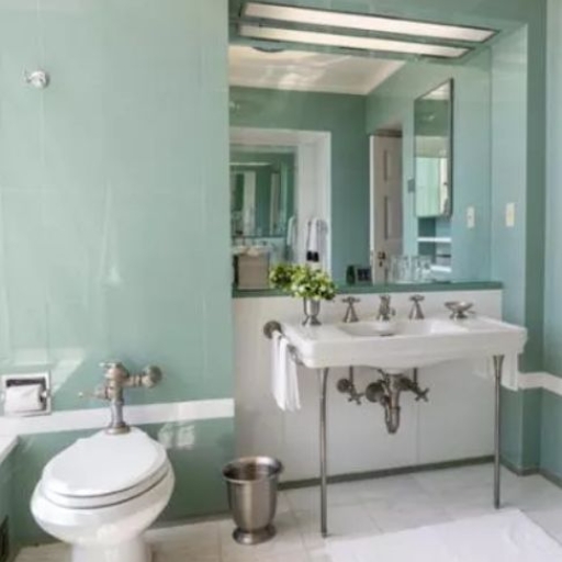 Il bagno di Lincoln come era prima della ristrutturazione