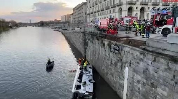 Torino, l'autobus caduto nel Po: le immagini del mezzo rovesciato e dei soccorritori al lavoro