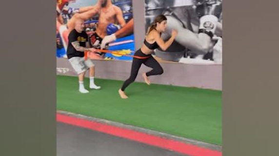 Elisabetta Canalis si allena nella sua Sassari: voci di una separazione con Cimpeanu