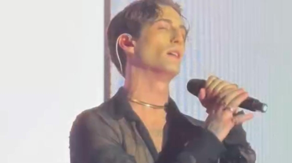 Damiano David canta "Born with a broken heart" al Los40 Primavera Pop Festival di Madrid