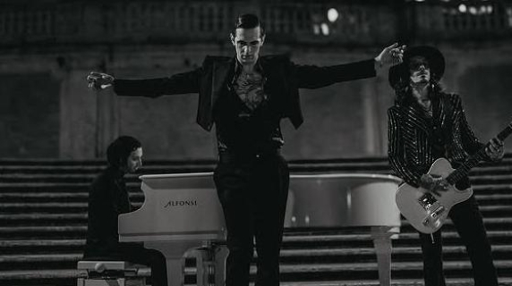 Achille Lauro: concerto a sorpresa a Piazza di Spagna, entusiasmo fra i fan