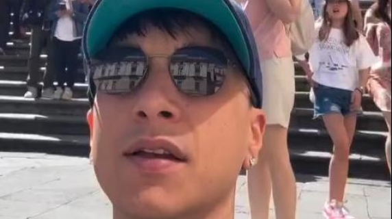 Gita ad Amalfi per Ultimo, visita al Duomo e selfie con i fan