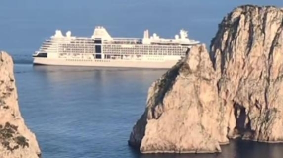 «L’inchino» della nave da crociera al largo di Capri: passa a poca distanza dai Faraglioni