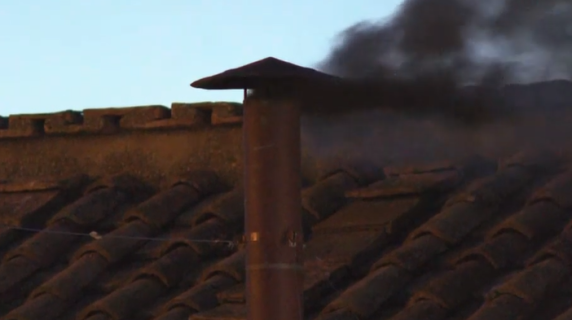 La prima fumata del Conclave è nera: il video