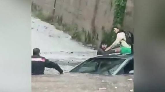 Nubifragio a Palermo: i carabinieri salvano una donna intrappolata in auto