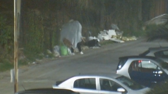 Si veste da fantasma per gettare la spazzatura in strada ma viene ripreso dalle telecamere