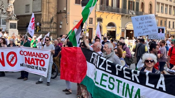 Firenze, bandiere della Palestina al corteo per la festa della Repubblica