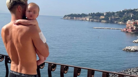 Dries Mertens è tornato a Napoli, video sul Golfo insieme al figlio