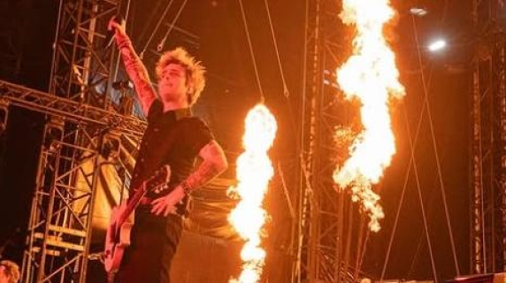 I Green Day chiudono Firenze Rocks (con la fan sul palco)