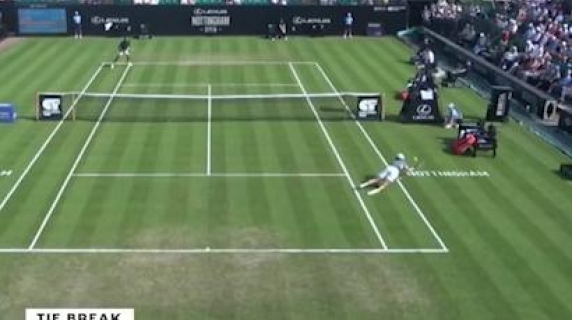 Tennis, il colpo impossibile di Jack Pinnington Jones: tuffo, caduta e punto