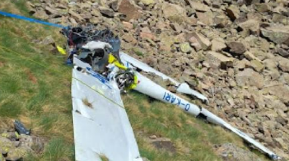 Trentino, aliante si schianta sulle rocce di Cima Bocche: le immagini dei soccorsi