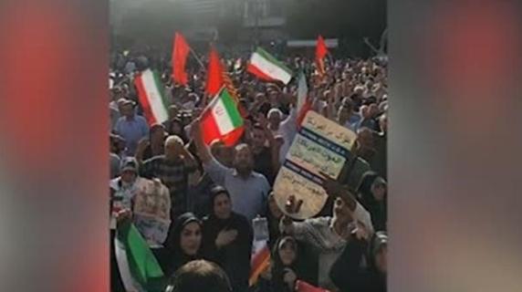 Teheran, manifestanti in piazza e c'è anche Pezeshkian: «Abbasso Usa e Israele»