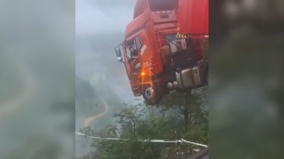 Il ponte crolla davanti a lui, il conducente del camion resta in bilico sul vuoto