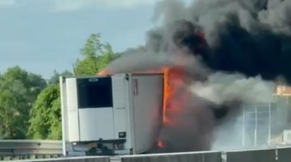 Tir in fiamme sull'A1 all'altezza di Reggello: autostrada bloccata