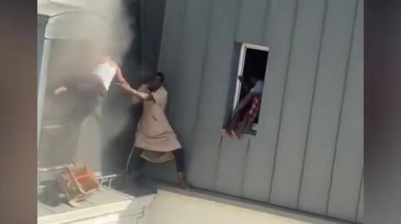 Esce sul cornicione e salva una famiglia dall’incendio: il video dei drammatici momenti a Parigi