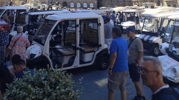 Caddy e risciò vietati in centro a Firenze: il video della protesta sotto Palazzo Vecchio