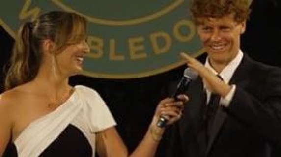Sinner dopo il trionfo a Wimbledon: «Abbiamo bevuto molto, mi gira la testa»