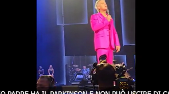 Demenza e parkinson, Robbie Williams commuove il pubblico parlando dei suoi genitori malati