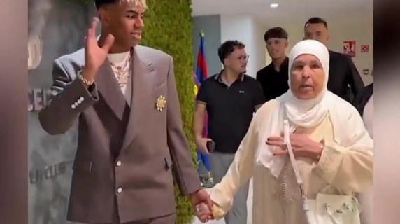 Yamal al rinnovo del contratto col Barcellona, mano nella mano con la nonna Fatima