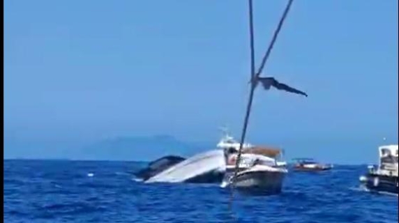 Capri, il momento in cui il gozzo cola a picco davanti alla Grotta Azzurra