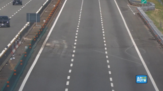 Il guard-rail spostato, l'asfalto bruciato: ecco cosa resta dell'incidente tra Marcallo Mesero e Novara sulla A4