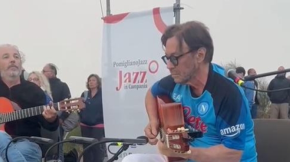 Al Di Meola al Pomigliano Jazz: indossa la maglia del Napoli e omaggia Pino Daniele