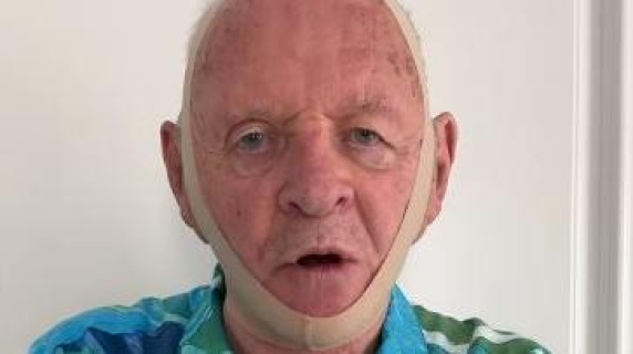 Anthony Hopkins prova la maschera viso di Kim Kardashian: l'ironia nei panni di Hannibal Lecter